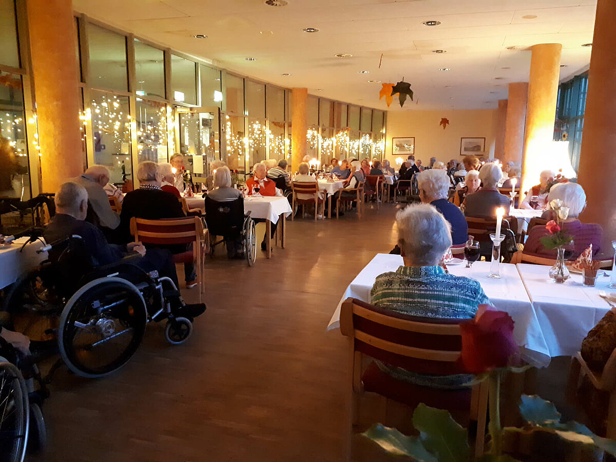 Speisesaal der Senioren-Residenz "Waldersee" in Lübeck am Lichterfest