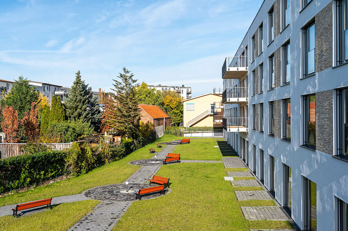 Bepflanzte Parkanlage vor der Alloheim Senioren-Residenz "An den Waisengärten" in Schwerin