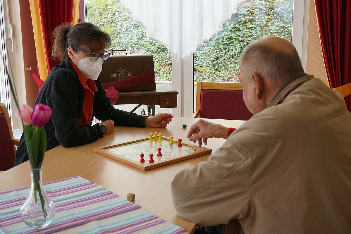 Bewohner der Alloheim Senioren-Residenz Fernwald-Annerod spielen ein Brettspiel
