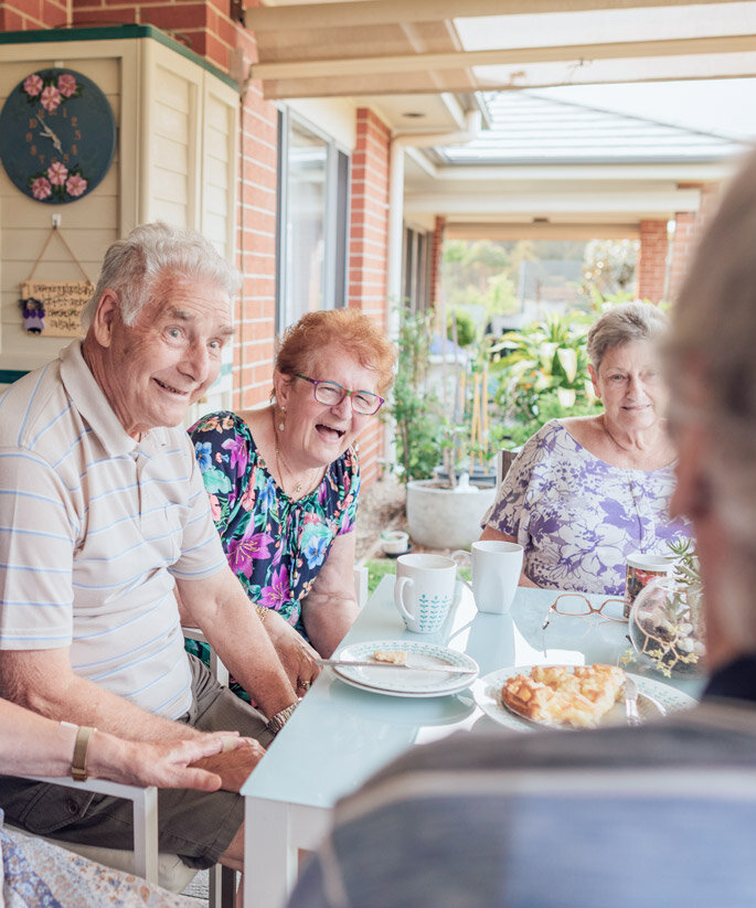 Seniorengruppe sitzt bei Kaffee und Kuchen in der Tagespflege bei Alloheim