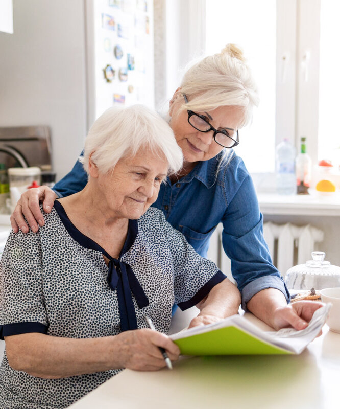 Pflegekraft unterstützt Mieterin des Betreuten Wohnens bei Alloheim Senioren-Residenzen