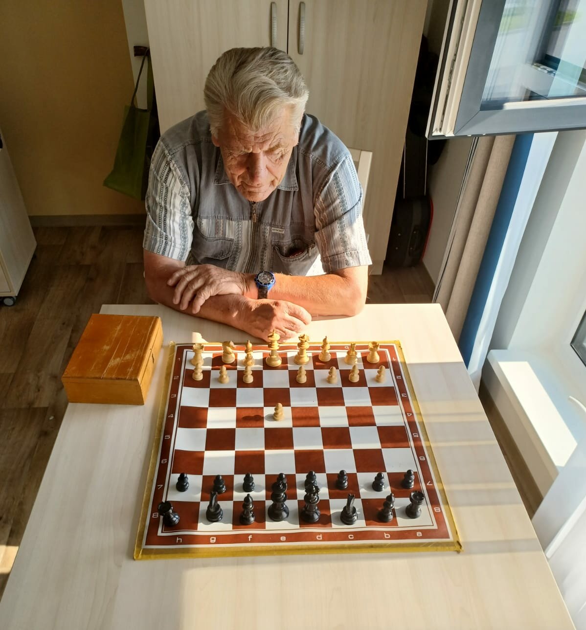 Hermann Semke, Bewohner des Seniorenheims in Bredstedt, beim Schachspielen