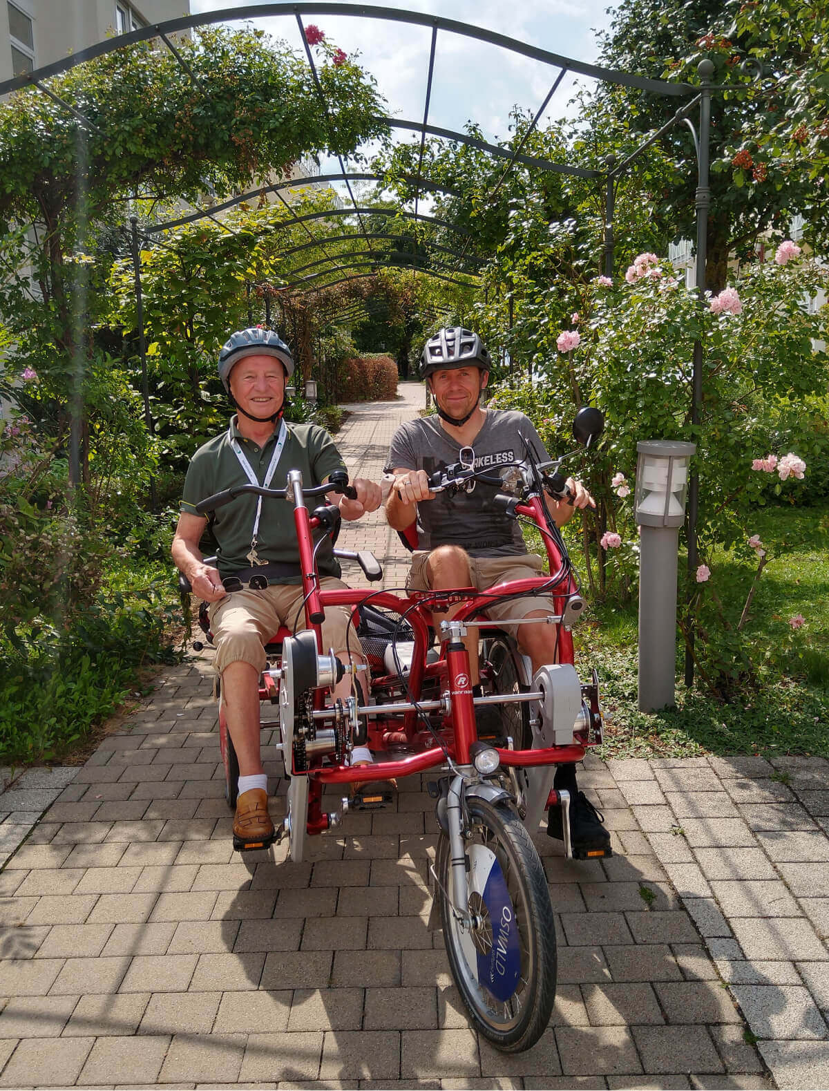 Fahrt auf dem Mehrgenerationen-Fahrrad vor der Senioren-Residenz "Elisa" in Ingolstadt