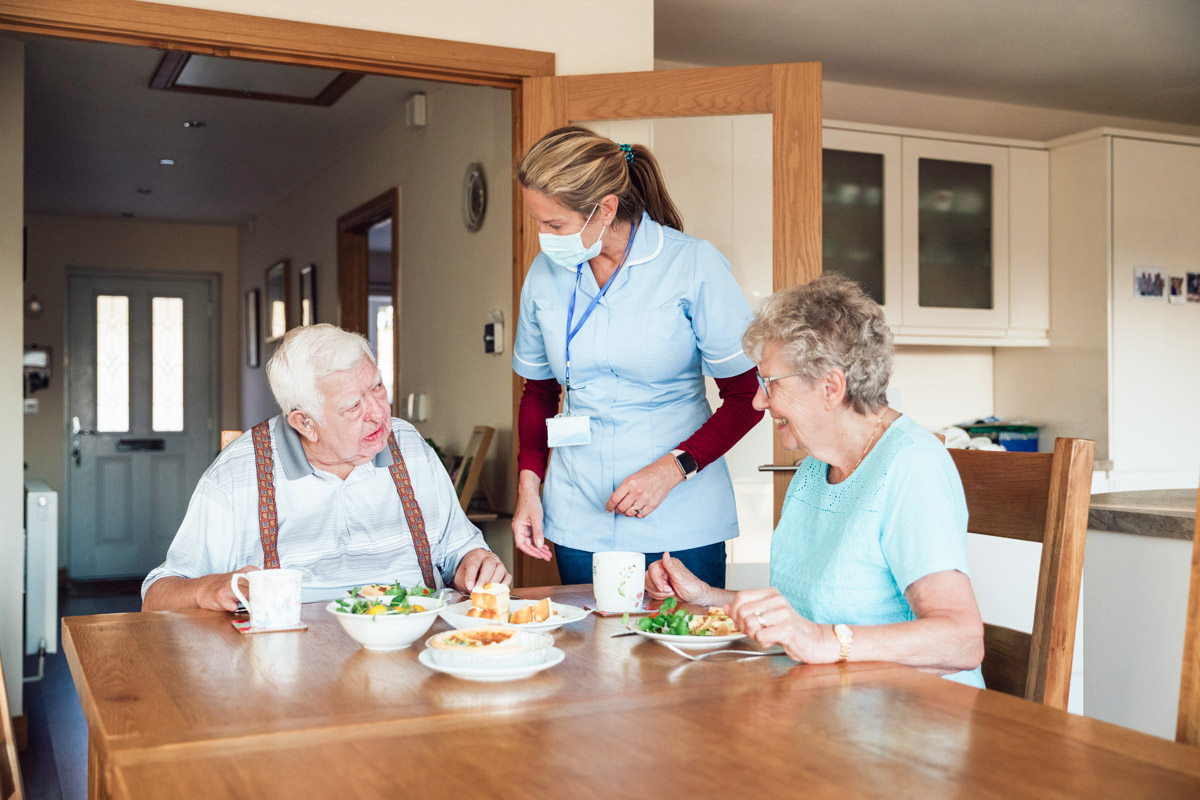 Senioren in einer Alloheim Senioren-Residenz bekommen ihr Lieblingsessen serviert