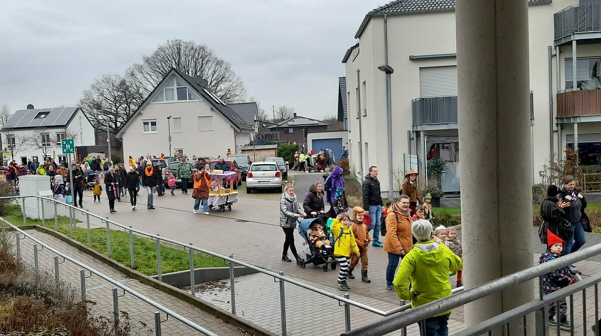 Weitsicht des Kindergarten Karnevalszugs in Haltern