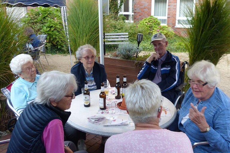 Gespräche beim Grillabend in der Senioren-Residenz "Am Lindenberg" in Salzgitter-Thiede