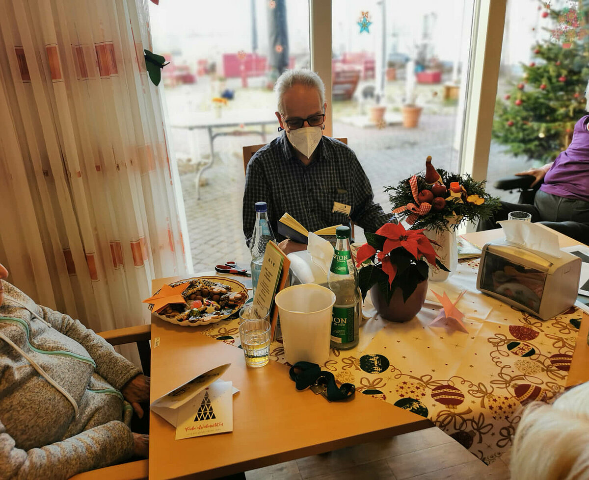 Bewohner des Seniorenheims AGO Rosbach erhalten Postkarten durch die Aktion "Post mit Herz"