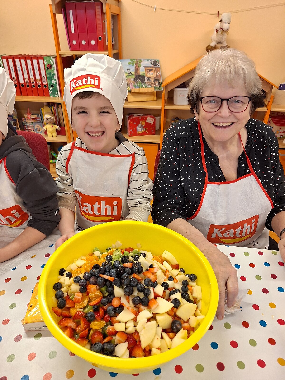 Kinder beim Kochen 