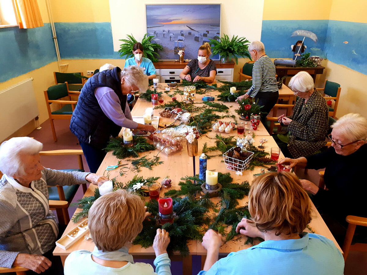 Seniorengruppe bastelt Weihnachtsdeko in der Senioren-Residenz "Waldersee" in Lübeck