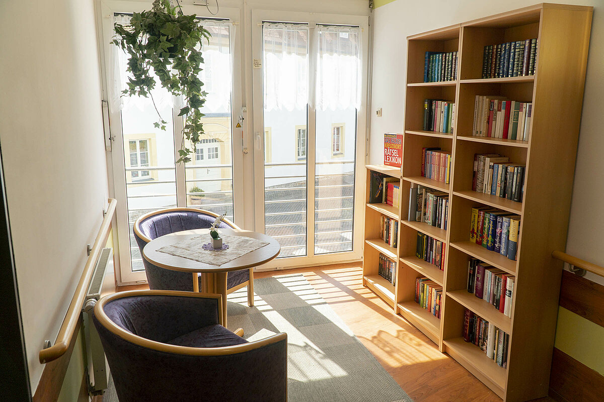 Sitzecke mit Bücherregal im Alloheim in Erfurt