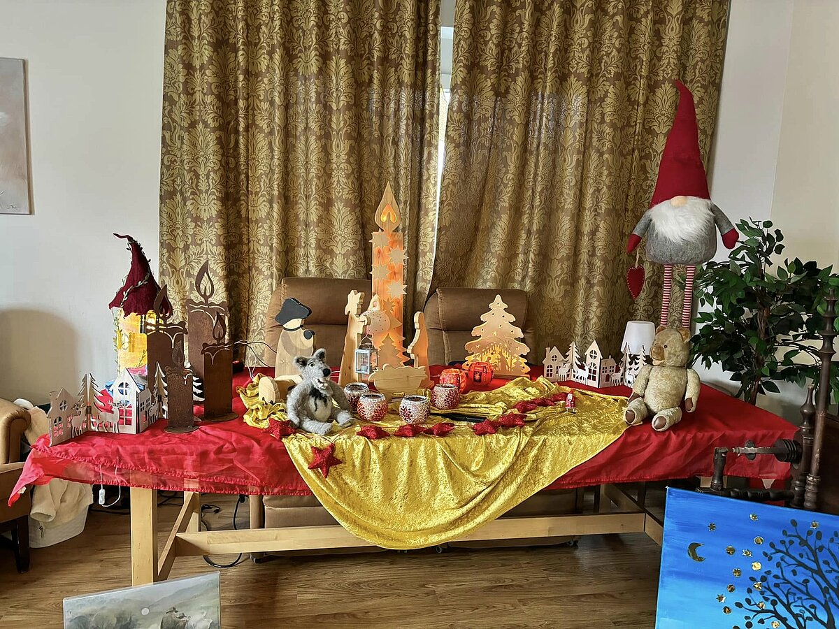 Geschmückter weihnachtlicher Tisch in der Tagespflege Im Kaiserviertel in Dortmund