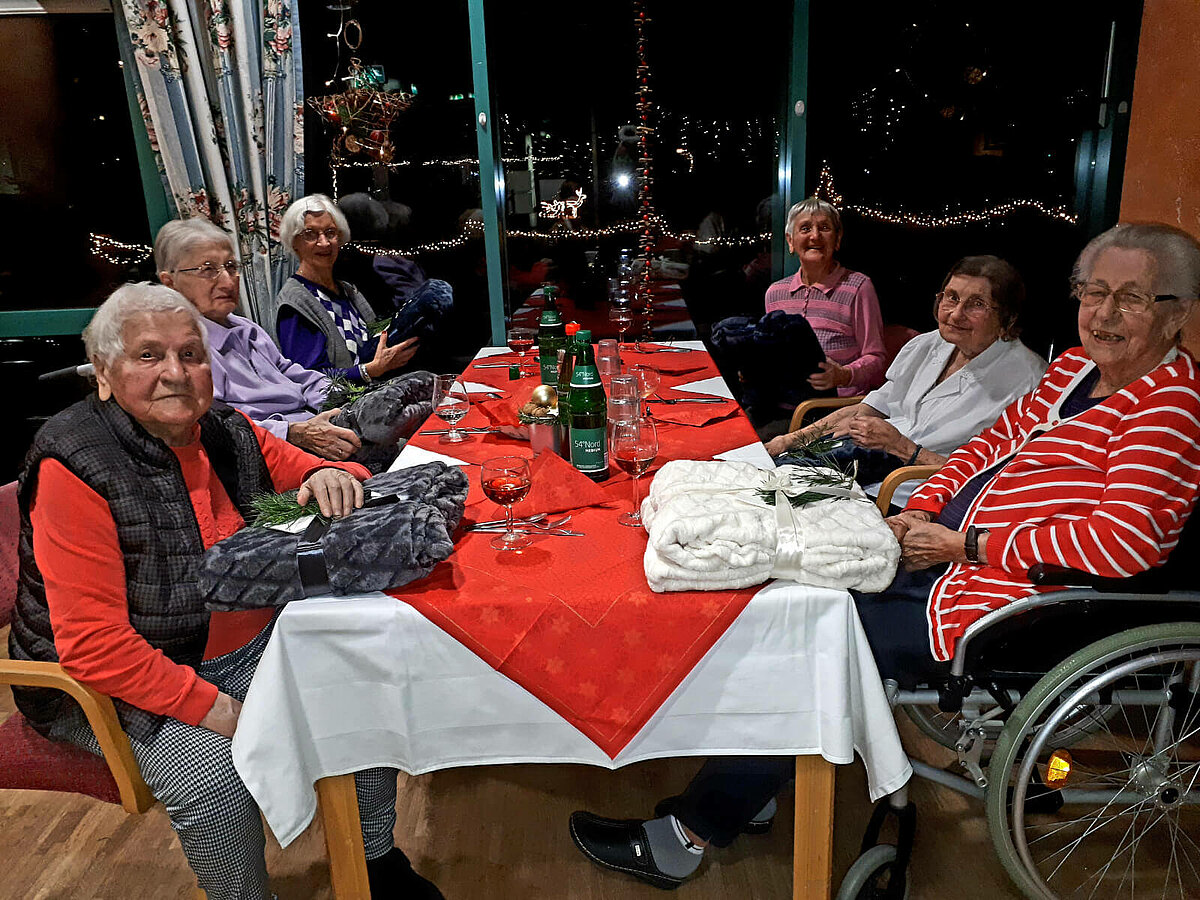 Senioren zusammen beim Weihnachtsfest mit Geschenken im Seniorenheim "Waldersee" in Lübeck