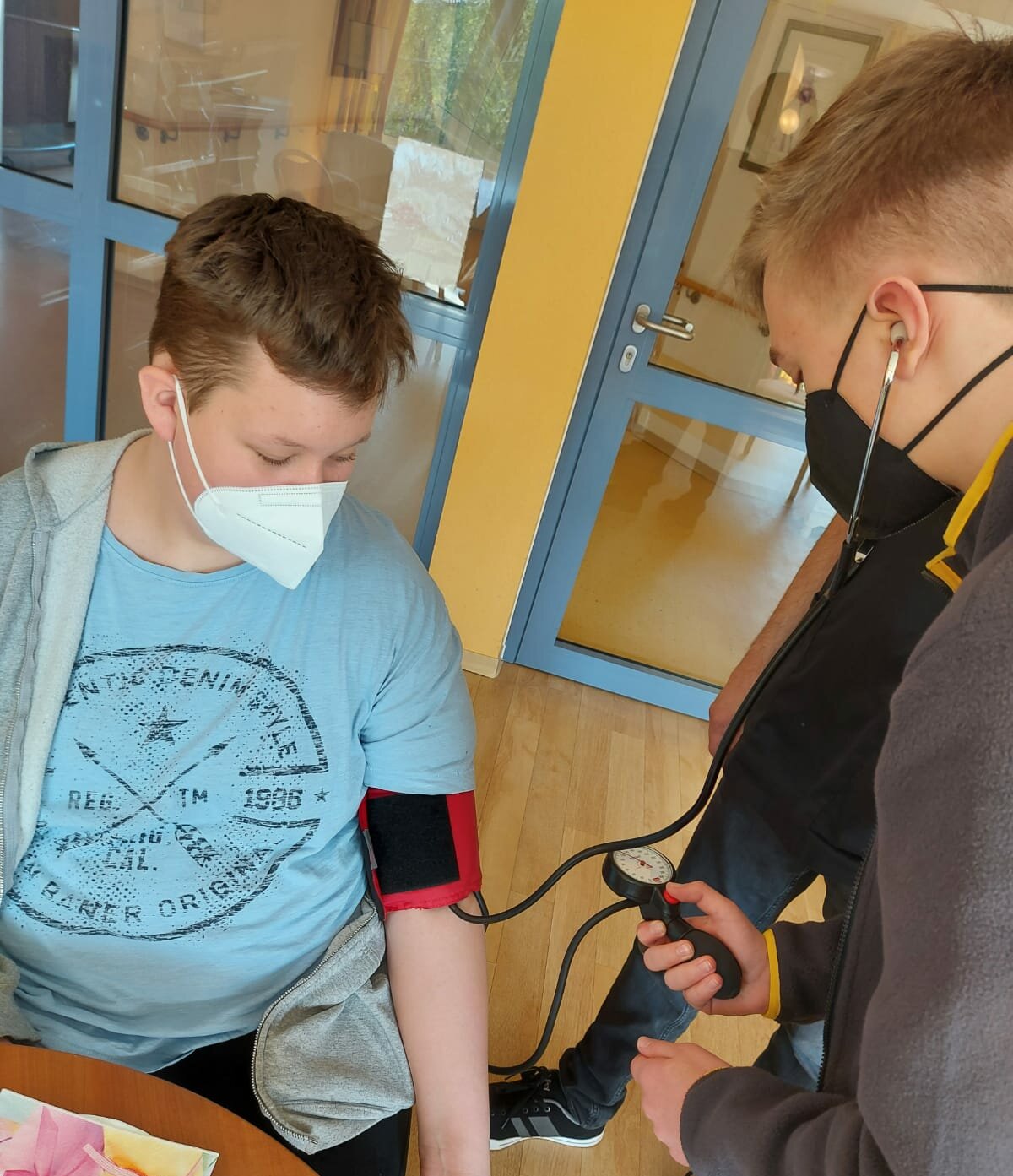 Aktionstag - Boy`s Day 2022: Zwei Jungen messen sich gegenseitig den Blutdruck