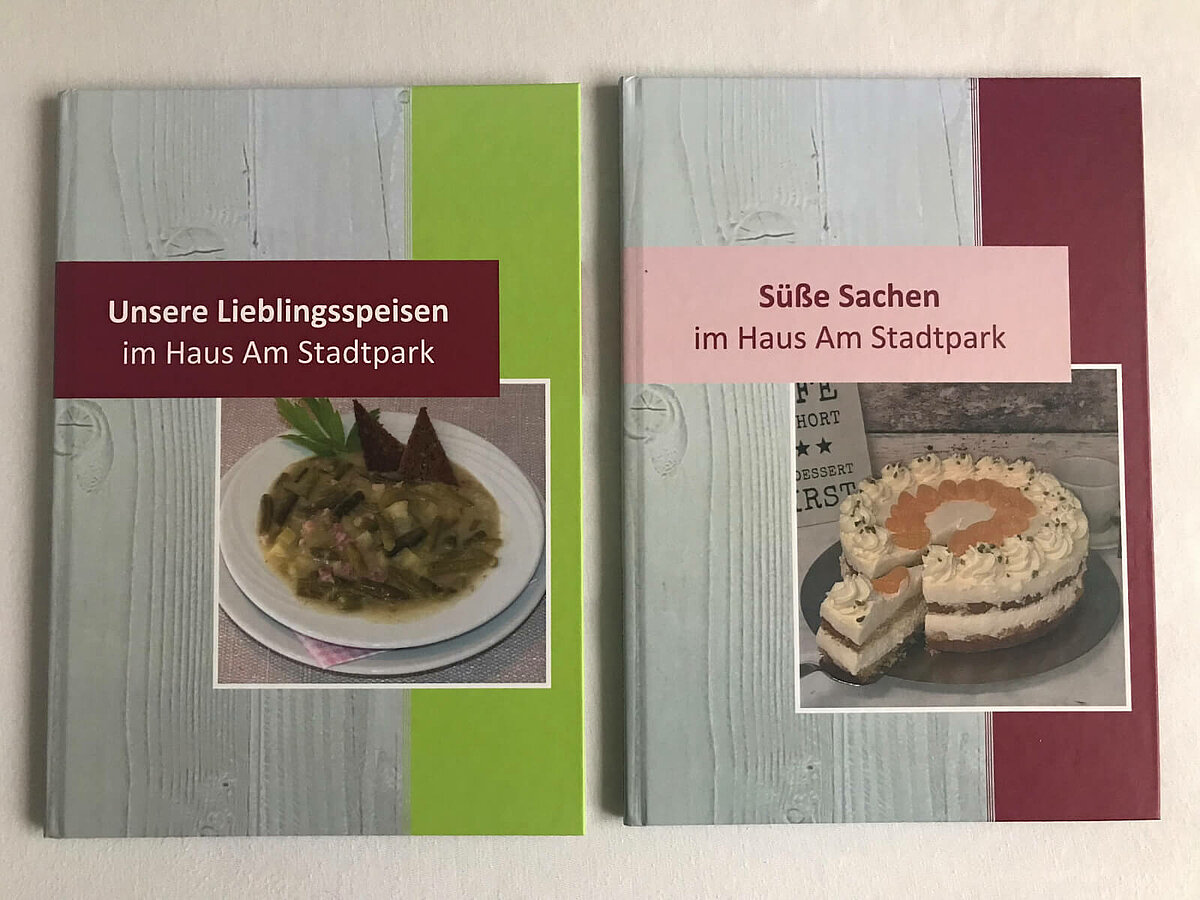 Kochbücher "Unsere Lieblingsspeisen" und "Süße Sachen" des Pflegeheims "Haus Am Stadtpark" in Schwerte