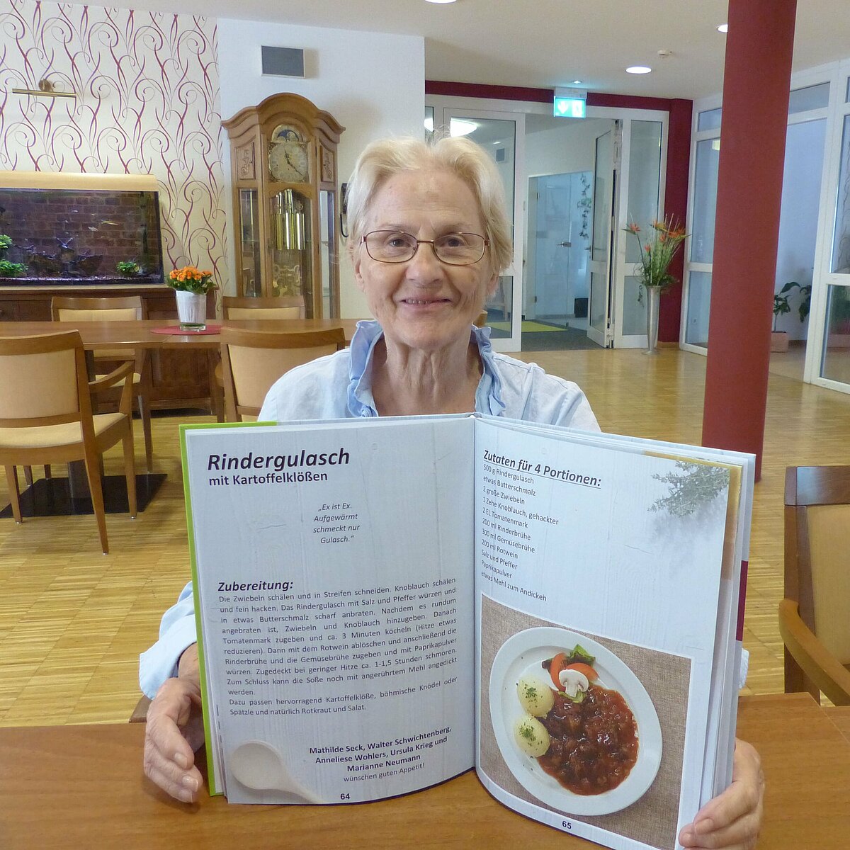 Mathilde Seck zeigt das Kochbuch