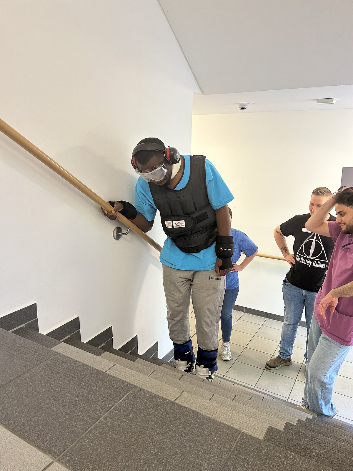 Auszubildende tragen den Alterssimulationsanzug