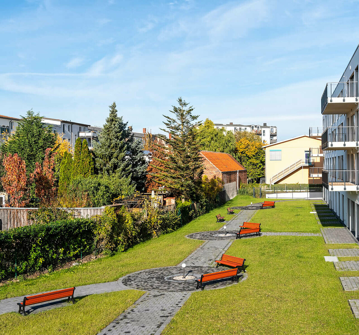 Bepflanzte Parkanlage vor der Alloheim Senioren-Residenz "An den Waisengärten" in Schwerin