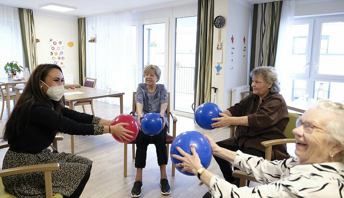 Seniorinnen trainieren mit Gymnastikball