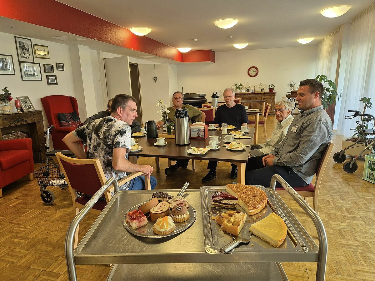 Geburtstagskaffee mit vielen Leckereien