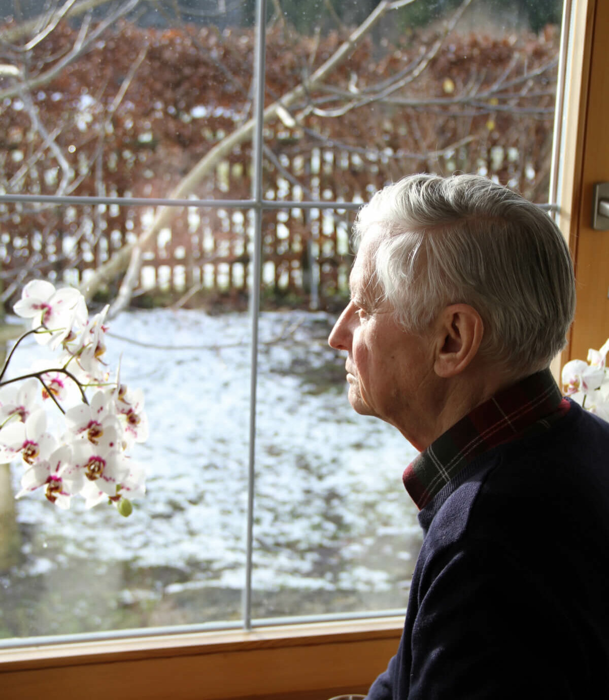 Senior vor Fenster