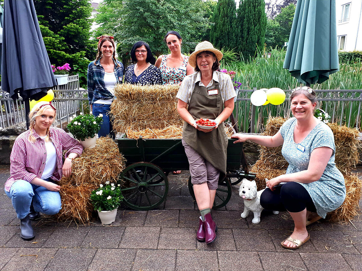 Gruppenfoto der Mitarbeiter beim Sommerfest im Lübecker Seniorenheim