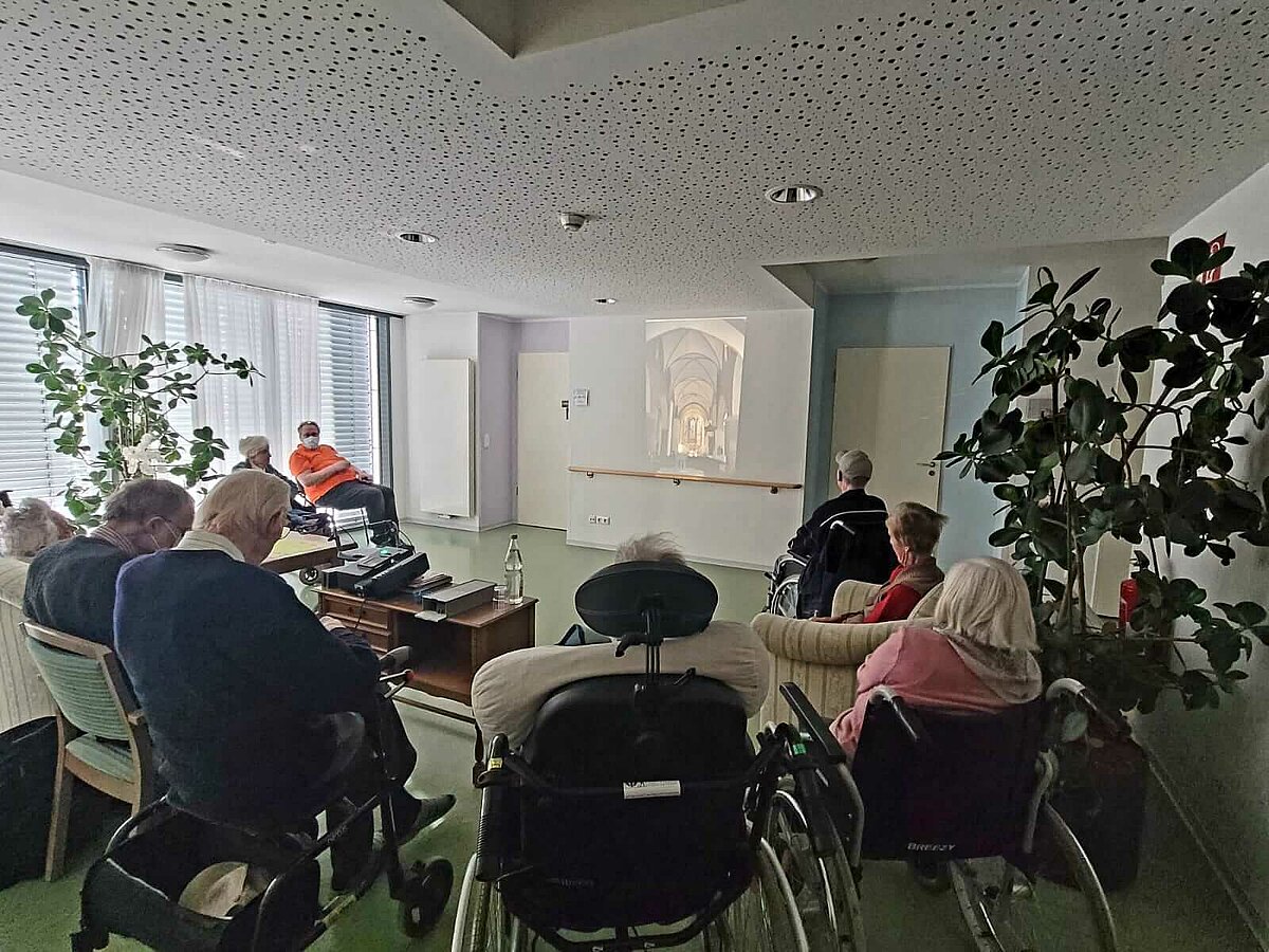 Bewohner*innen beim Dia-Vortrag im Seniorenheim in Warendorf