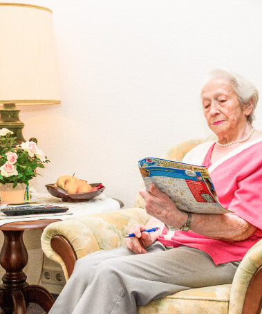 Bewohnerin in ihrem Einzelzimmer im Seniorenheim "Hildburghauser Straße" in Berlin