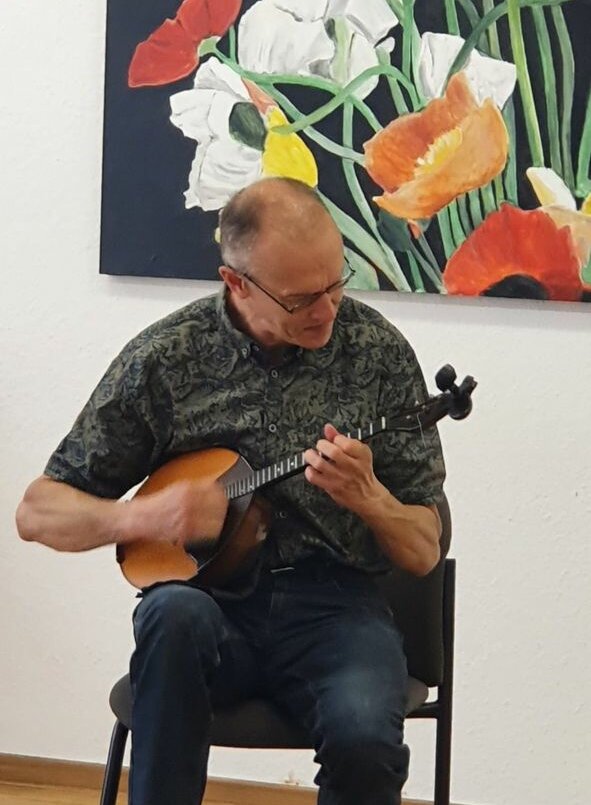 Vladimir Vinogradov mit seiner Domra im Seniorenzentrum Domherrengarten in Essenheim 