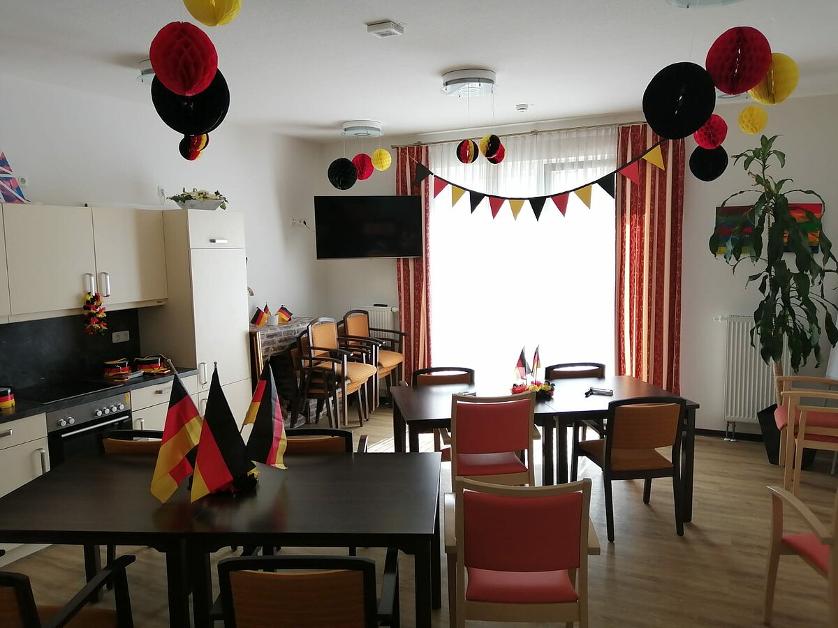 Gemeinschaftsraum des Pflegeheims AGO Trier geschmückt in Deutschland-Farben