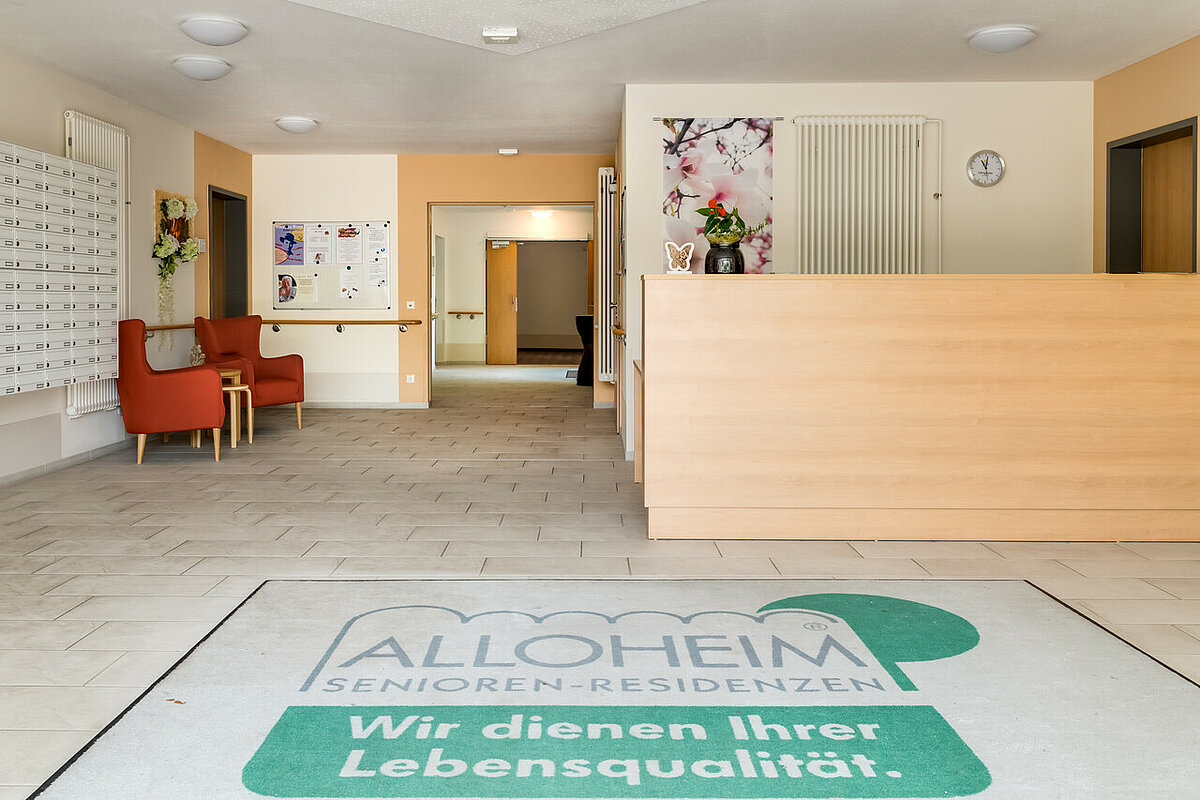 Eingangsbereich mit Rezeption im Alloheim Obrigheim
