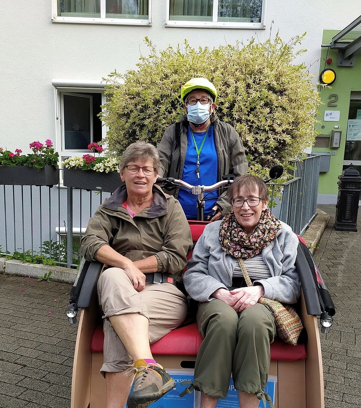 Bewohner fahren Rikscha Seniorenzentrum Am Ostring Bochum Alloheim
