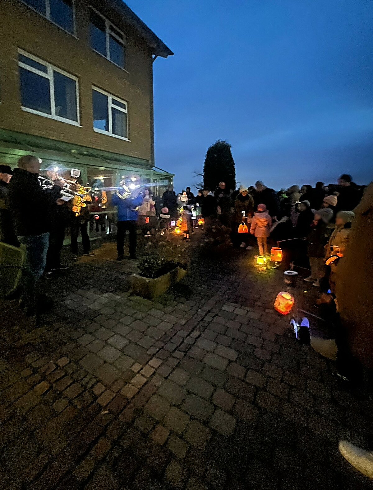 Kindergartenkinder mit Laternen beim Sankt Martins Umzug