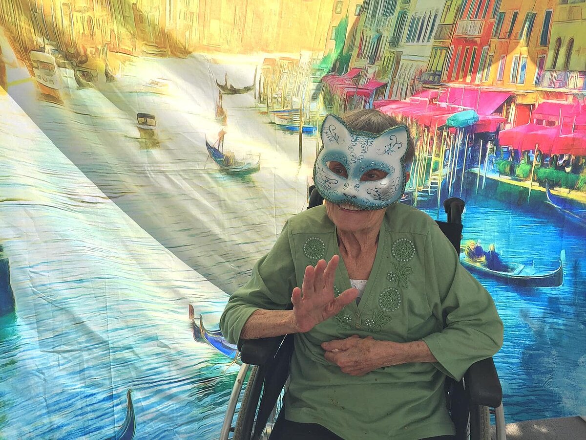 Bewohnerin mit Maske bei der italienischen Woche - Venedig im Seniorenzentrum AGO Trier 