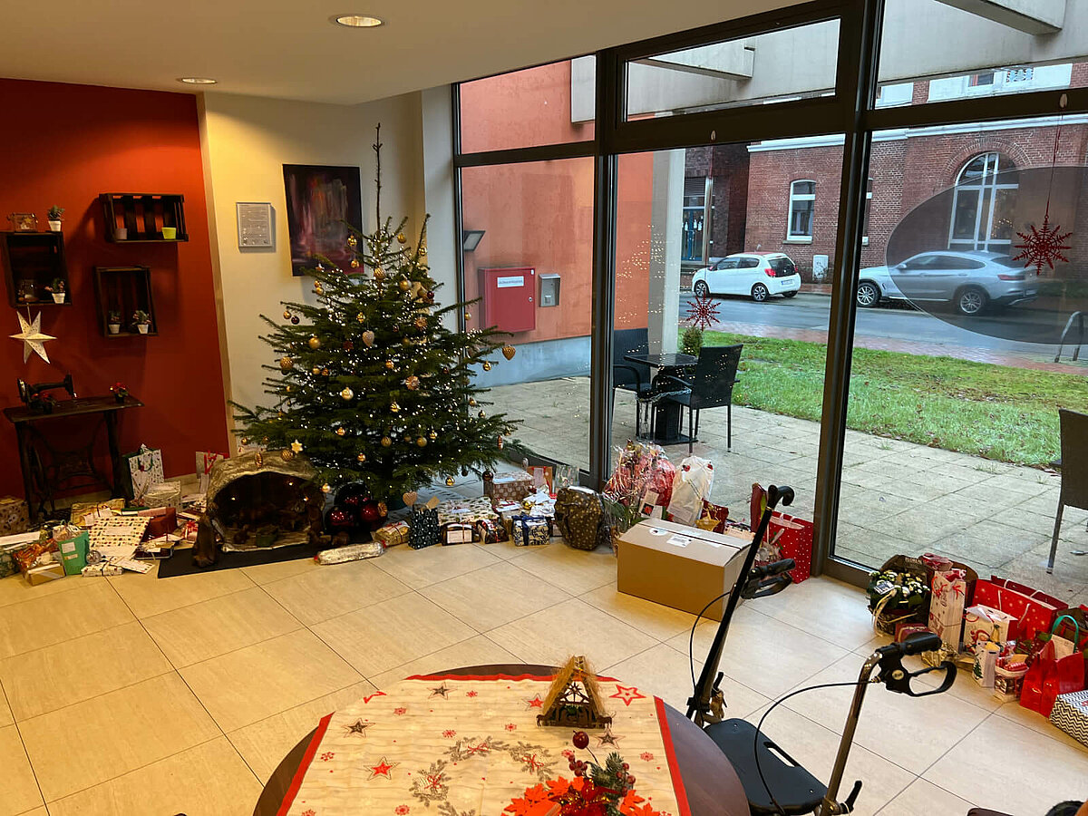 Weihnachtsbaum mit Geschenken im Pflegeheim in Bramsche