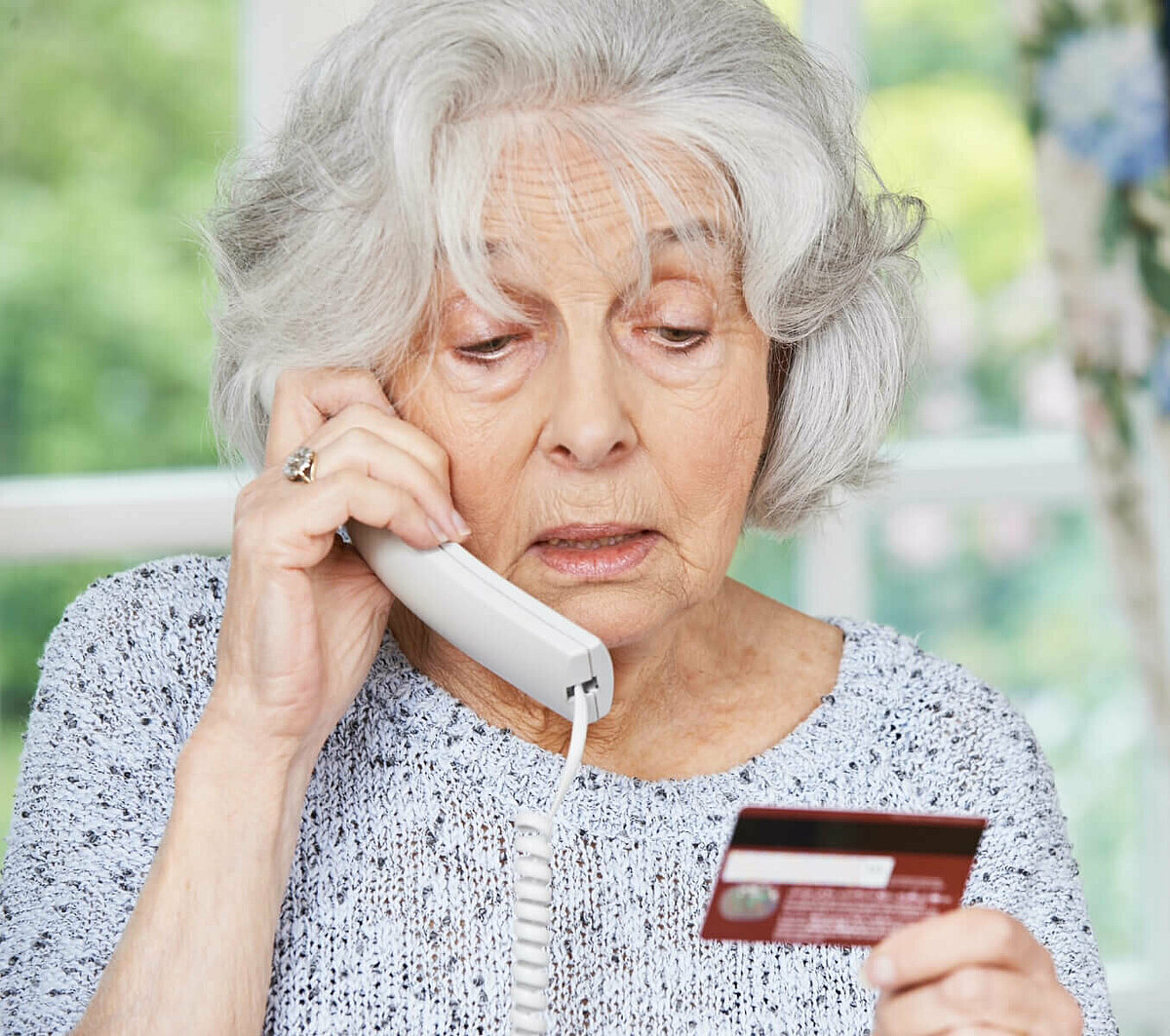 Seniorin beim Trickbetrug per Telefon