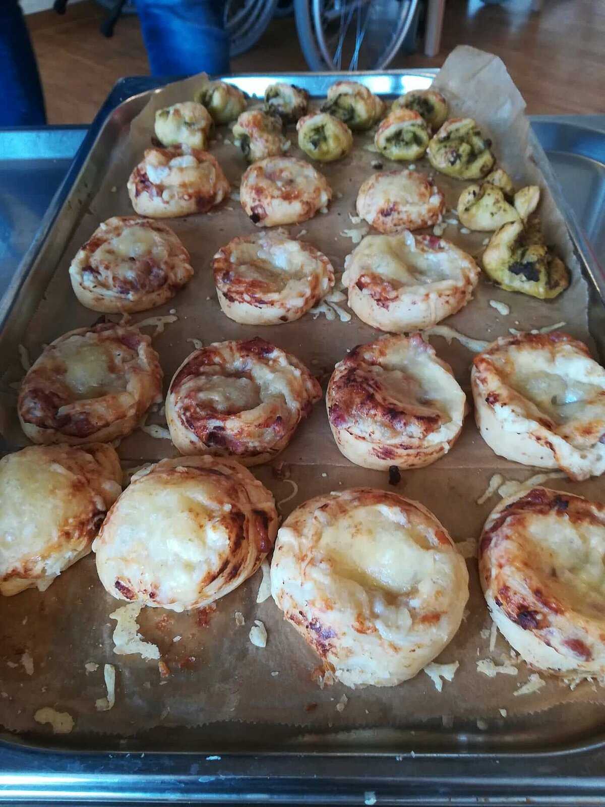 Leckeres Fingerfood für die Bewohner des Pflegeheims AGO Rosbach