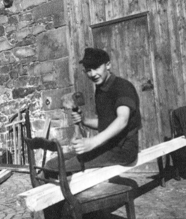 Rudolf Maiss etwa 1948 bei seiner Ausbildung als Dachdecker