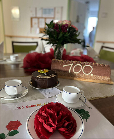 Kaffee und Kuchen zum 100. Geburtstag einer Bewohnerin des Seniorenheims Zwenkau