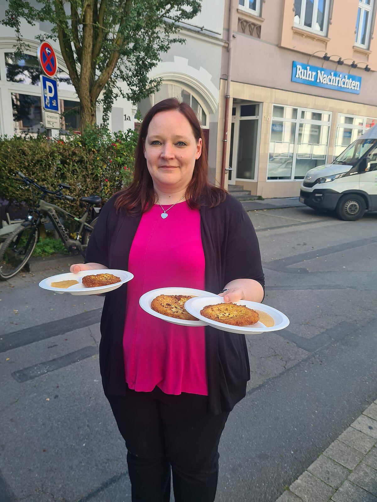 Pannekaukenfest: PDL Frau Hoffmann mit Reibeplätzchen