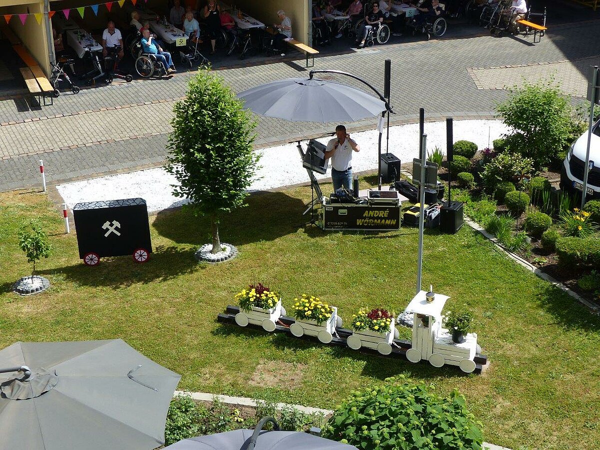 Blick auf den Innenhof beim Sommerfest des "Haus am Stadtpark" in Schwerte