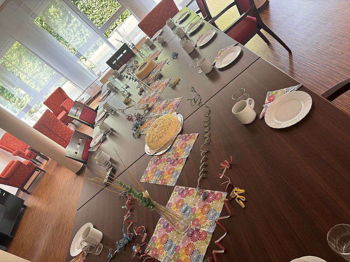 gedeckter Tisch für das Geburtstags Cafe