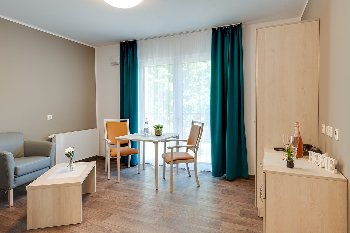 Bewohnerzimmer mit Sitzecke im Seniorenheim in Magdeburg