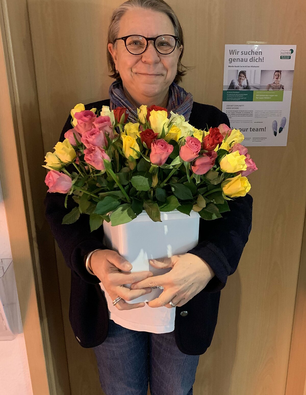 Einrichtungsleitung Frau Weiß mit Rosen für unsere Bewohnerinnen und Mitarbeiterinnen