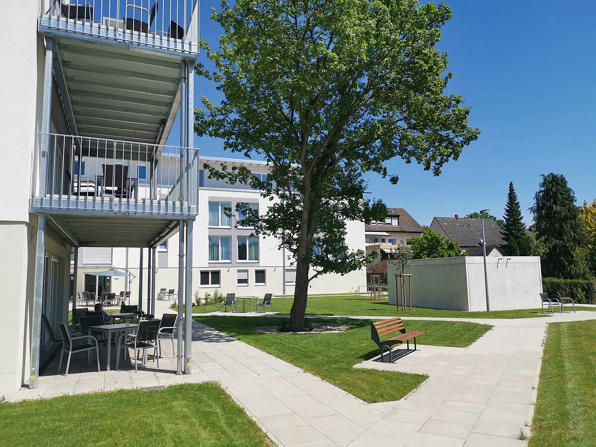 Sommertag im Garten der Alloheim Senioren-Residenz Lage