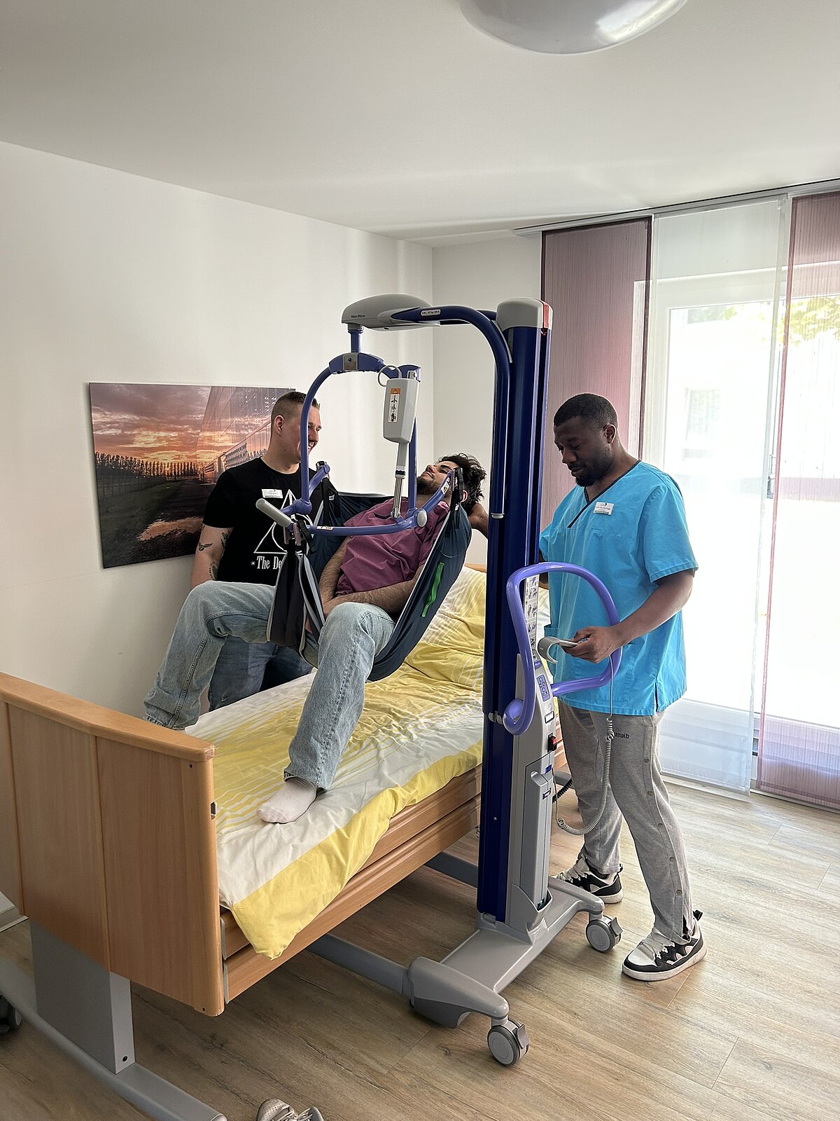 Auszubildende lernen die Bedienung des Lifters