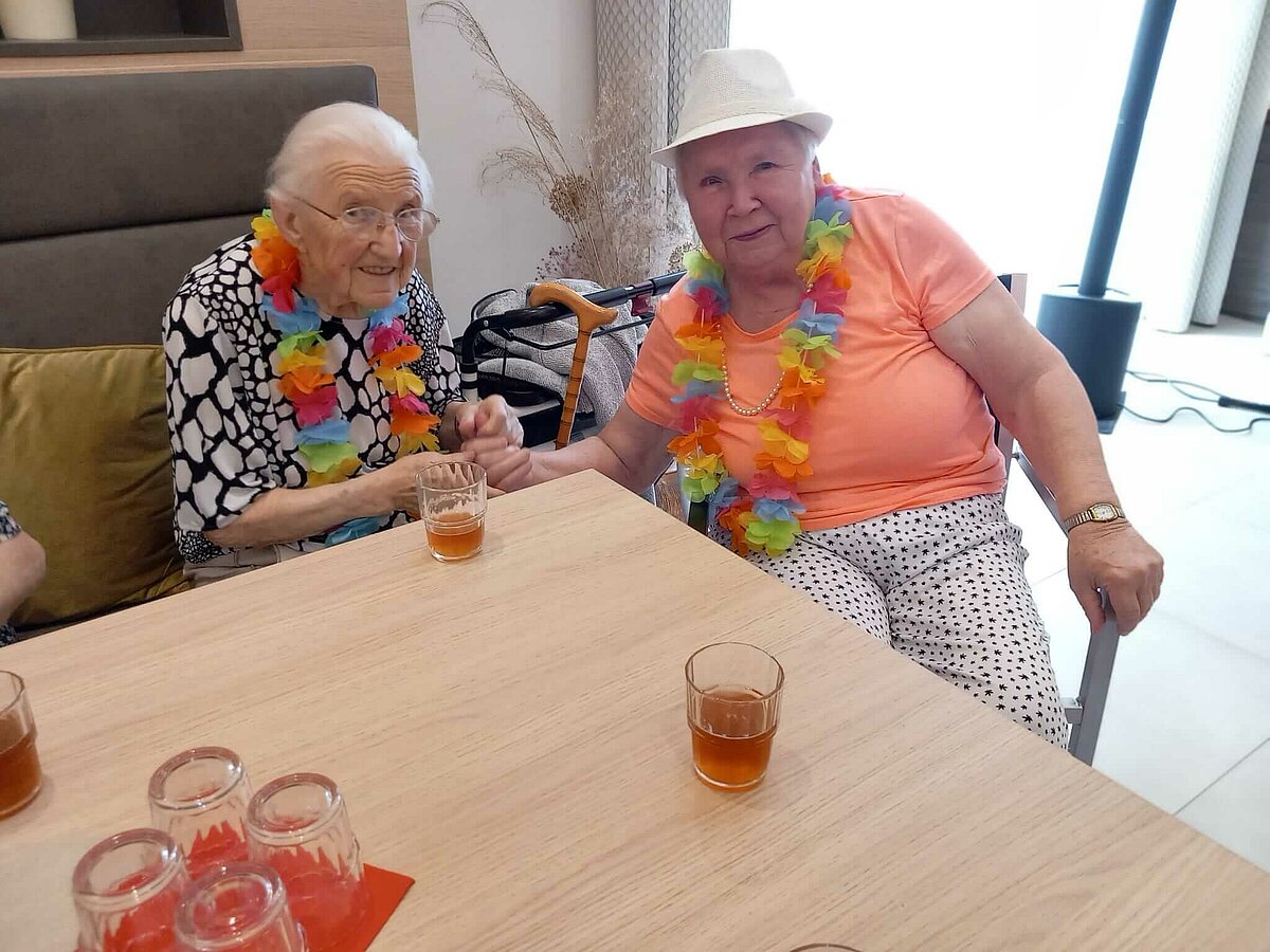 Bewohner beim Sommerfest in der Senioren-Residenz