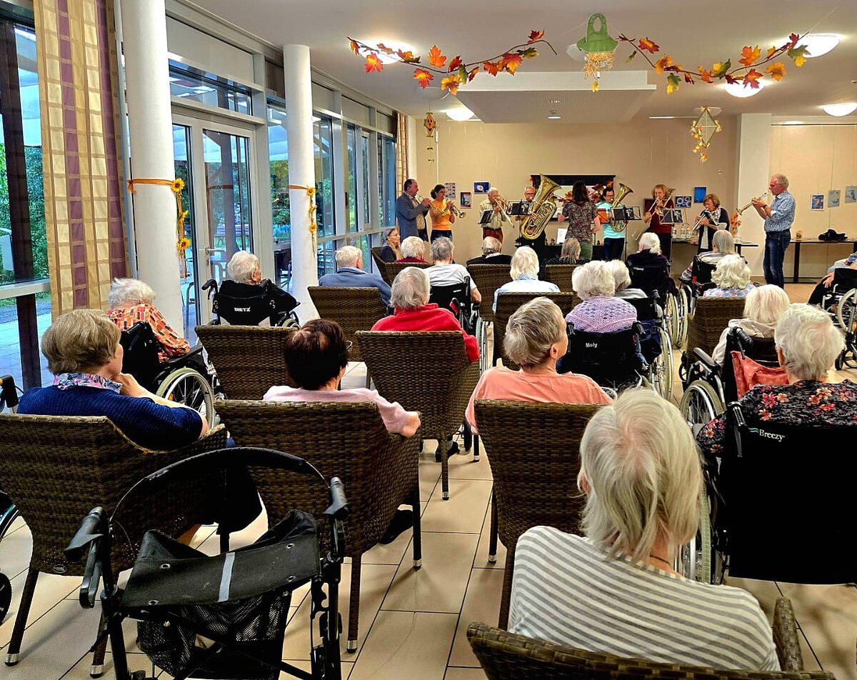 Bewohner beim Posauenchor Auftritt