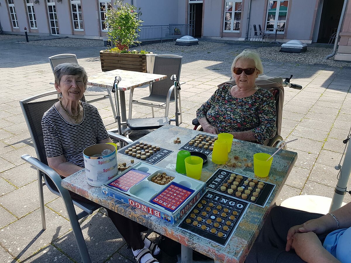 Bewohnerinnen spielen auf der Terrasse der Alloheim Senioren-Residenz "Casino Wetzlar"