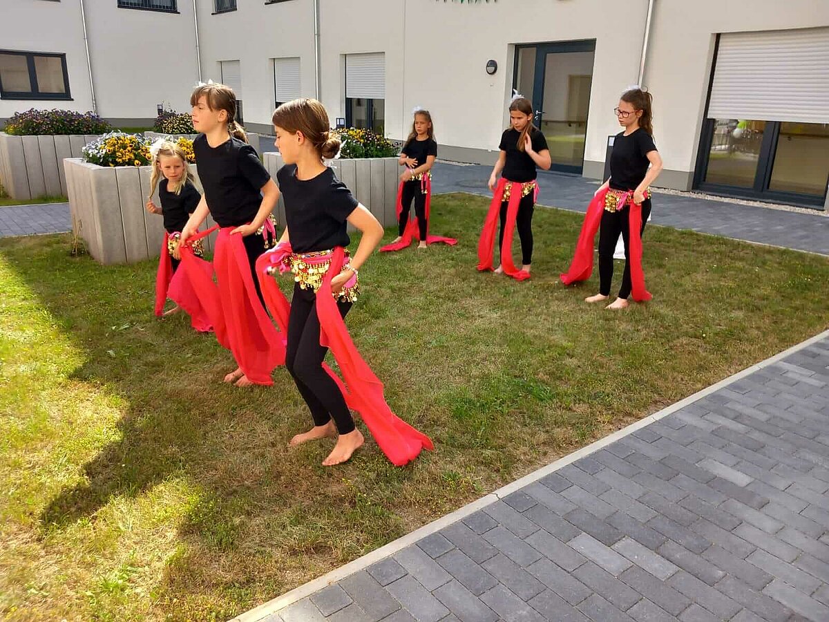 Bauchtanzgruppe in der Senioren - Residenz