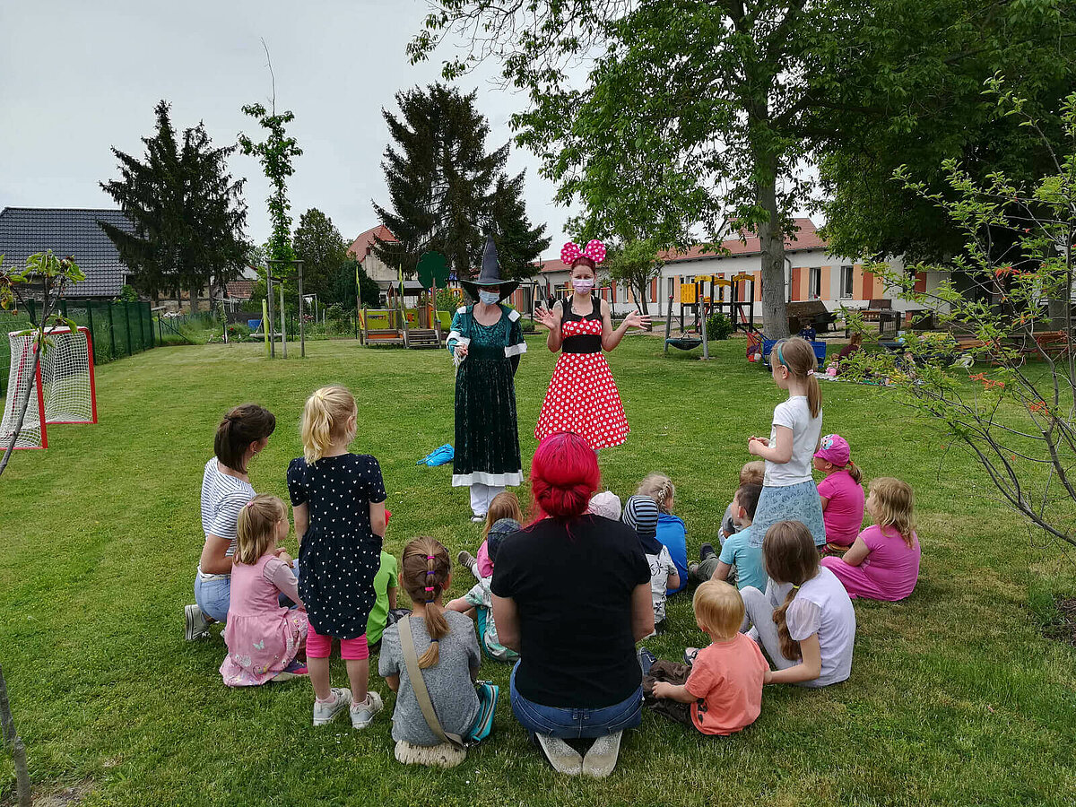 Kinder der Kita "Zwergenstübchen" zu Besuch im Pflegeheim Zwenkau